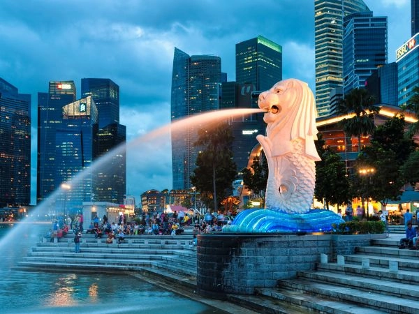 Vedere la famosa statua di Merlion, simbolo di Singapore