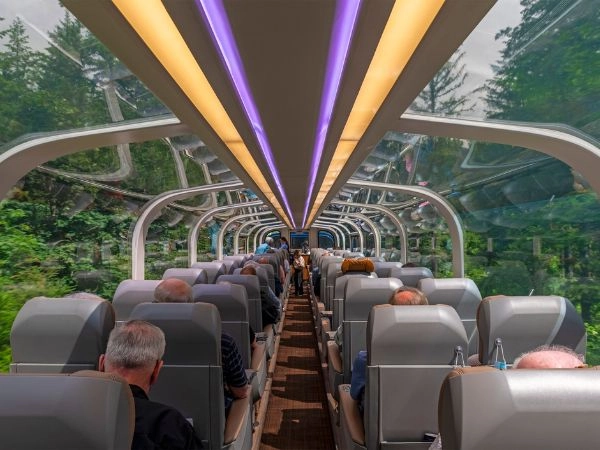 Viaggiare a bordo di Rocky Mountaineer tra le grandi catene montuose e i paesaggi più selvaggi del Canada