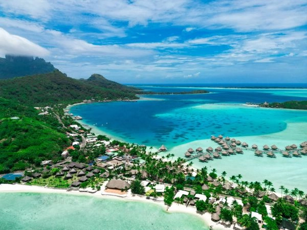 il Four Seasons Resort a Bora Bora si trova su una spiaggia privata