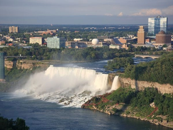 Il lato americano è costituito dalle American Falls e dalle Bridal Veil Falls