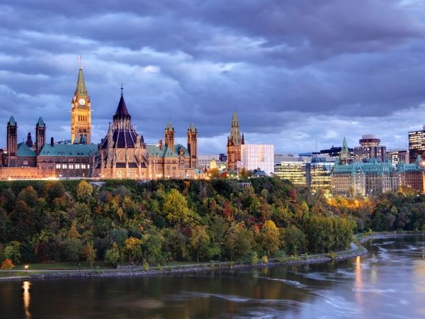 Ottawa, la città combina un'architettura maestosa e gotica nei viali centrali, con spazi pubblici alberati e aperti