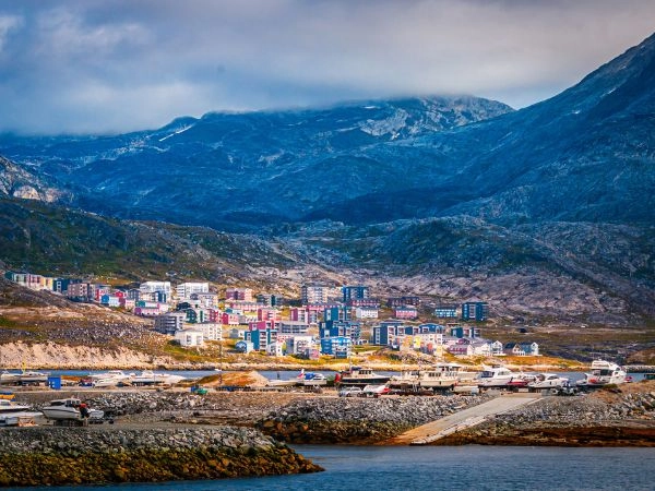 Nuuk, è una città portuale vivace e moderna