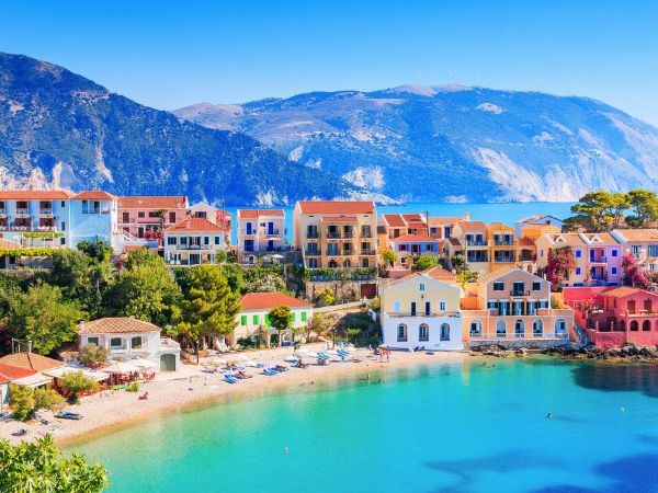 Scoprire Cefalonia tra spiagge da sogno e un lago nascosto