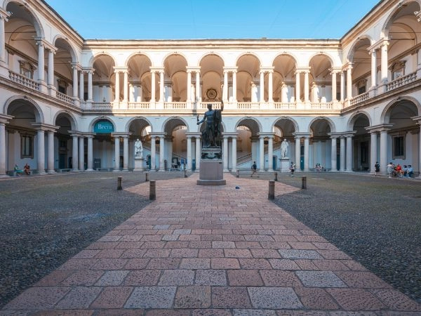 la Pinacoteca di Brera ospita una vasta collezione di opere d'arte