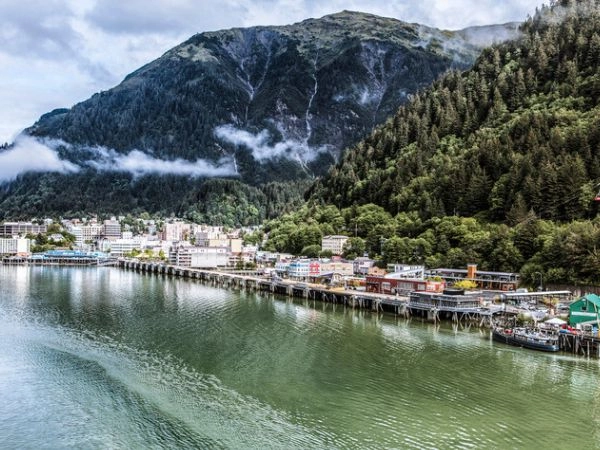 Juneau è la capitale dello stato dell'Alaska, accessibile solo via mare