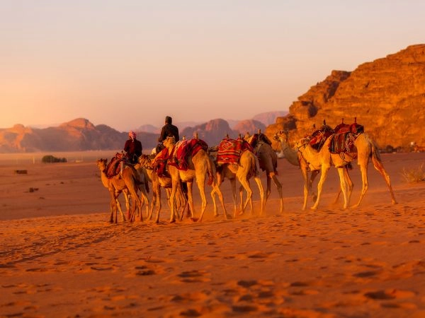 Wadi Rum caratterizzato da antiche montagne e dune color rosso intenso