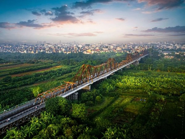 Atraversare il ponte Long Bien, capitale Ha Noi, Vietnam