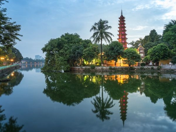 Pagoda Tran Quoc durante il tramonto, il tempio più antico di Hanoi, in Vietnam