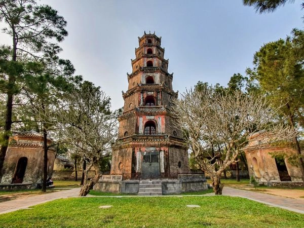 Torre di Phuoc Duyen, ottagonale a sette livelli, ogni livello è dedicato ad un Buddha che venne sulla Terra in forma umana