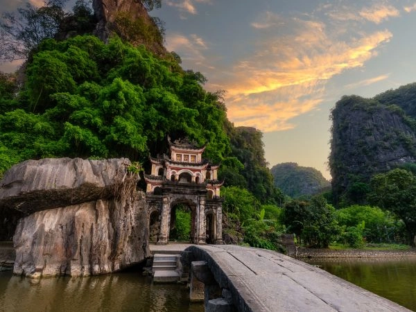Vizitare Pagoda Bich Dong a Ninh Binh, Vietnam al tramonto