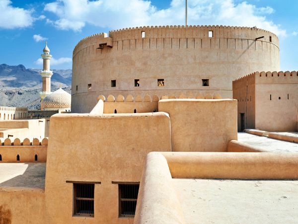 Esplorare il Forte di Nizwa, un sito storico in Oman