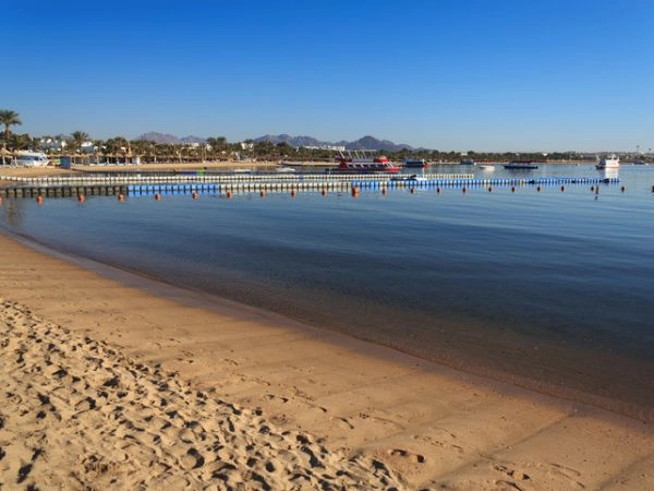 Spiaggia più famos di Sharm el-Sheikh è Naama Bay, sabbia bianca finissima e attività subacquee
