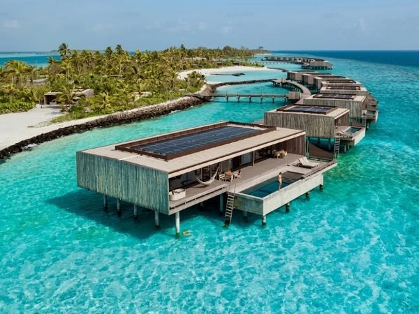 Patina Maldives, Fari Islands è un'opera di design contemporaneo