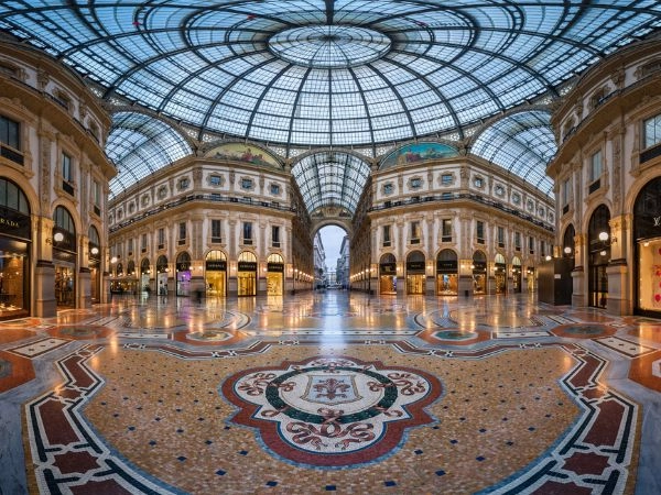La Galleria Vittorio Emanuele II è un'iconica galleria commerciale situata nel centro di Milano