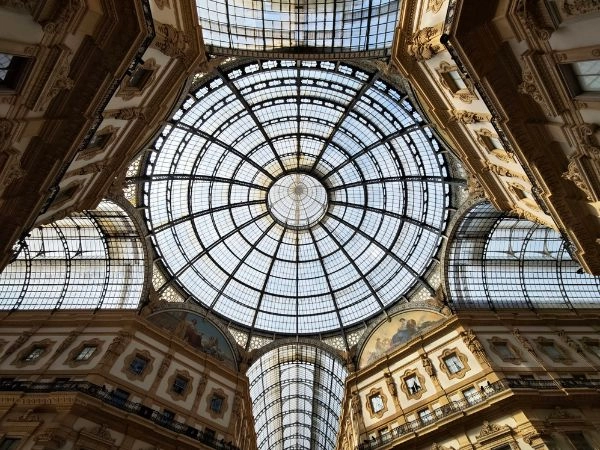 Nel 1888, la Galleria Vittorio Emanuele II fu una delle prime strutture in Italia ad essere dotata di illuminazione elettrica