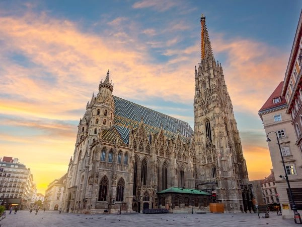 Cattedrale di santo stefanoi Venna dove si tengono celebrazioni liturgiche solenni e processioni, che rappresentano l’essenza spirituale della Pasqua