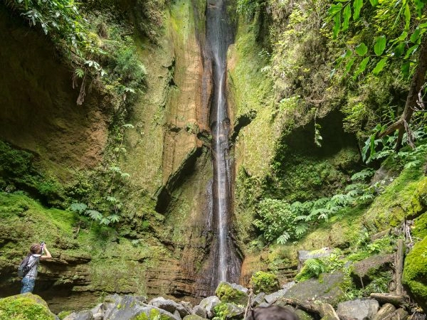 Ribeira Quente, un villaggio dove concederti un momento per assaporare le delizie locali.