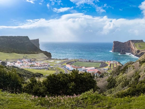 la costa nord di São Jorge ti svela il meglio di questa terra spiagge incantate, coste frastagliate e vedute montane che tolgono il fiato