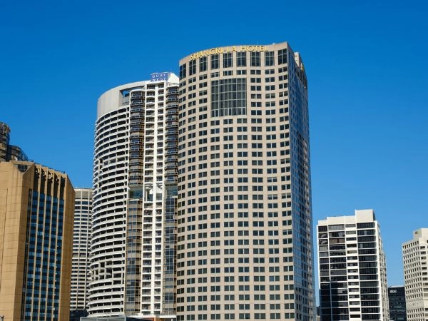 Shangri-La Hotel e situato nel centro città