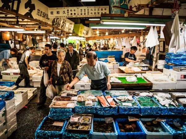 il Mercato del pesce di Tsukiji offre una varietà di frutti di mare