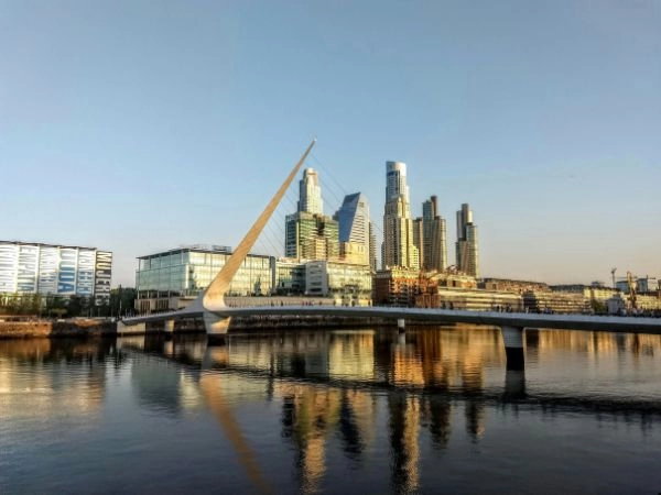 Atraversare il Ponte della Donna (Puente de la Mujer), Buenos Aires