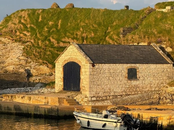 Ballintoy Harbour, dove le acque incontrano una scogliera calcarea