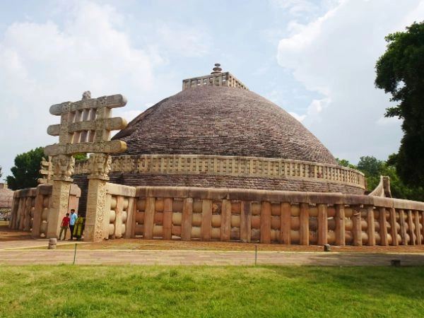 Grande Stupa di Sanchi fu eretto dall’imperatore Ashoka nel 262 d.C