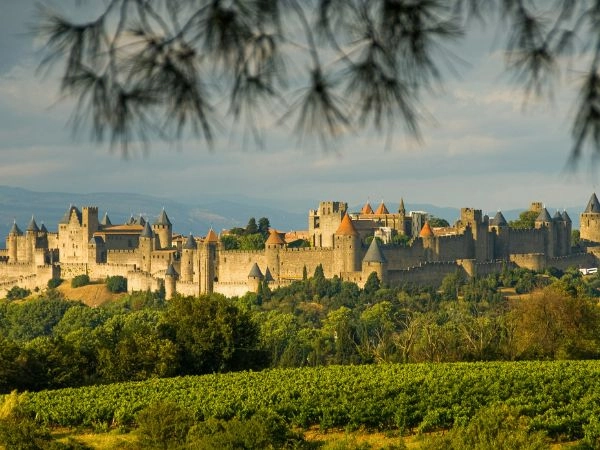 Hôtel de la Cité sorge all'interno delle antiche mura di Carcassonne