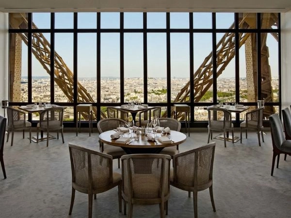 Le Jules Verne offre una bellissima vista sulla città