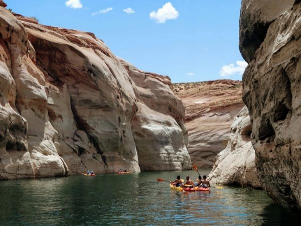 Canyon rocciosi e paesaggi spettacolari sulle rive del Lake Powell