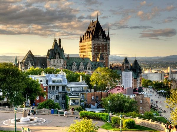 Château Frontenac, circondato da possenti mura a forma di stella