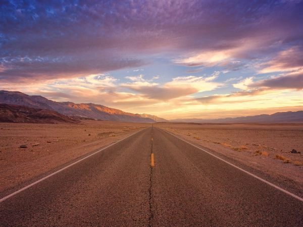 Death Valley con paesaggi desertici, distese saline e montagne rocciose
