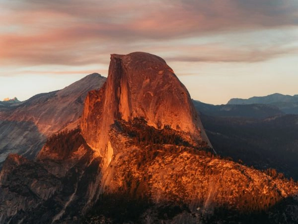 Half Dome, alta 2700 mt e ritenuta la più grande roccia granitica del mondo
