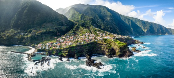 Il-villaggio-di-Seixal-sulle-coste-dell-isola-di-Madeira