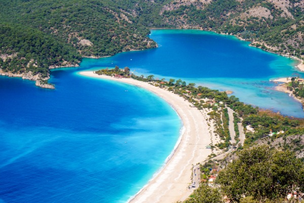 La-famosa-spiaggia-Blue-Lagoon-a-Oludeniz-in-Turchia