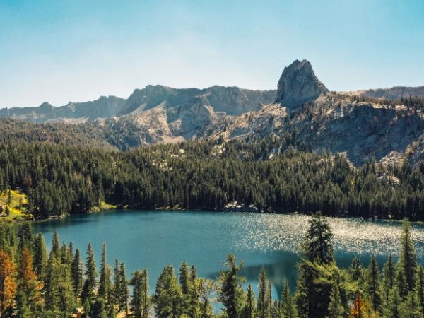 Mammoth Lakes, con laghi alpini, montagne imponenti e paesaggi naturali