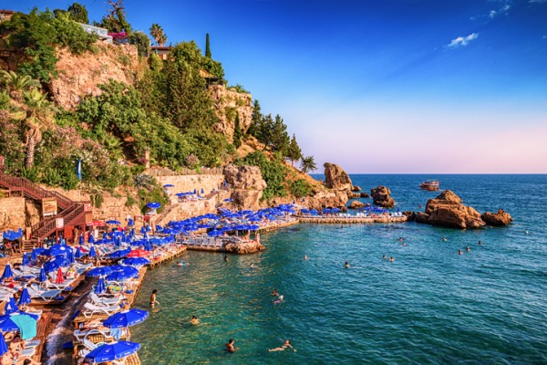 Mermerli-Beach-una-delle-spiagge-piu-suggestive-di-Antalya-dove-le-acque-turchesi-del-Mediterraneo-invitano-al-relax-tra-ombrelloni-sole-e-un-panorama-da-cartolina