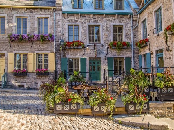 Passeggiata tra le strade storiche dell’antica Québec City.