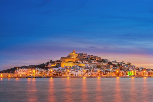 Per-una-vacanza-all-insegna-della-vita-notturna-e-del-divertimento-scegli-IBIZA