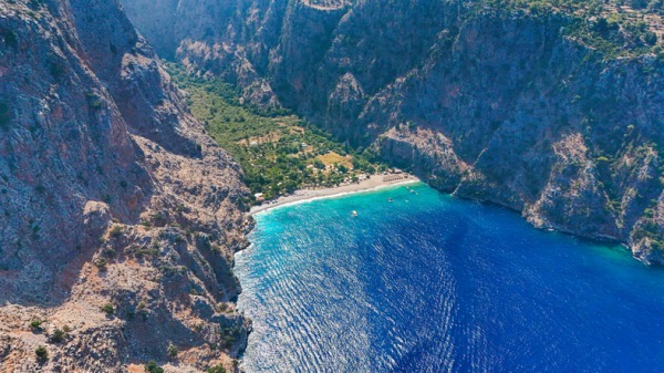 Tra le meraviglie naturali della costa di Fethiye, la Valle delle Farfalle e la Baia di Kabak incantano con acque cristalline, spiagge incontaminate e spettacolari scogliere che si tuffano nel Mediterraneo, regalando alcuni dei panorami più affascinanti della Turchia.