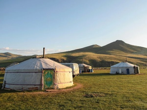 Tradizionale campo tendato gher, nel cuore dei paesaggi selvaggi della Mongolia