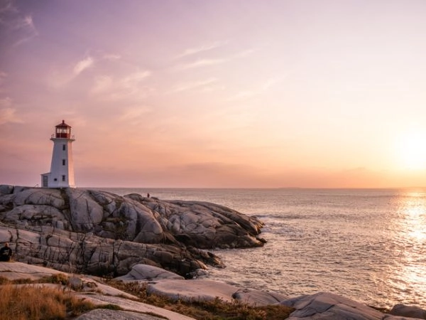 Faro di Peggy’s Point continua a sorvegliare le onde impetuose dell'oceano e le barche da pesca