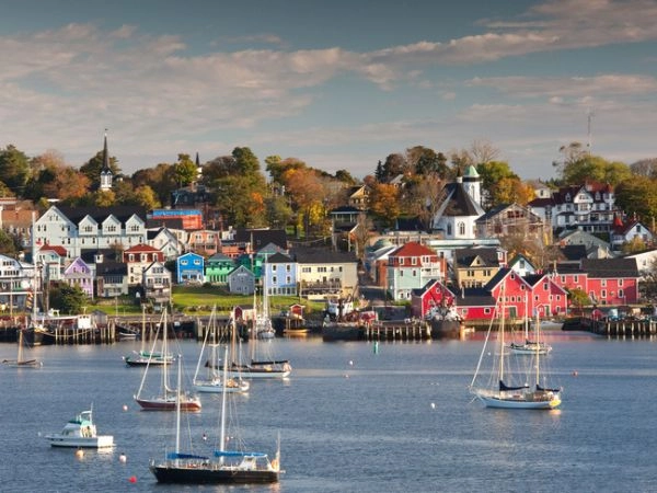Scopri Lunenburg, tra case colorate, porto storico e fascino marittimo autentico.