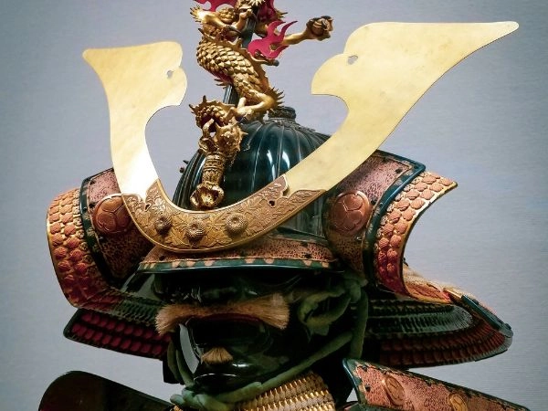 Ammirare l’uniforme tradizionale di un samurai giapponese
