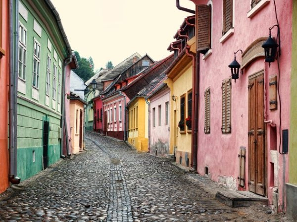 Camminare per le pittoresche strade di Sighisoara, Romania
