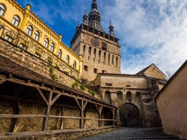 Torre dell'orologio nel centro storico di Sighisoara, Transilvania, Romania