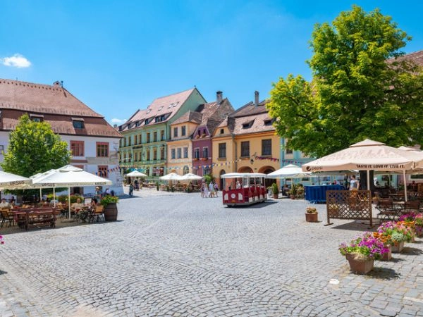 Viaggiare a Sighișoara tra vicoli medievali, torri storiche e atmosfera fiabesca