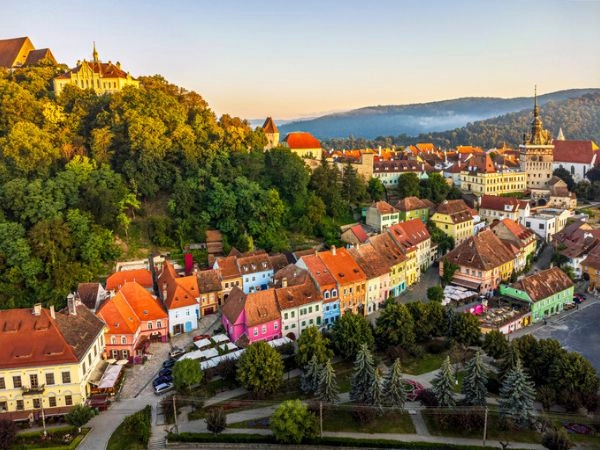 Viggiare nella città medievale di Sighisoara, Romania