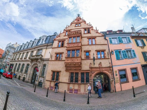 Maison des Têtes, un edificio del XVI secolo decorato con teste scolpite