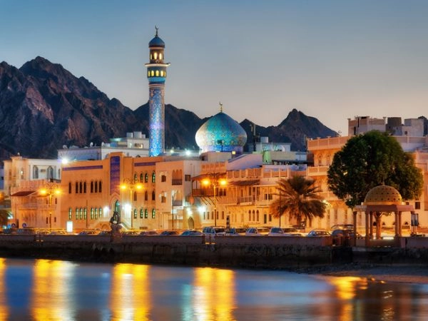 Muscat, la capitale raffinata, dove palazzi in pietra bianca si affacciano sul Golfo dell’Oman